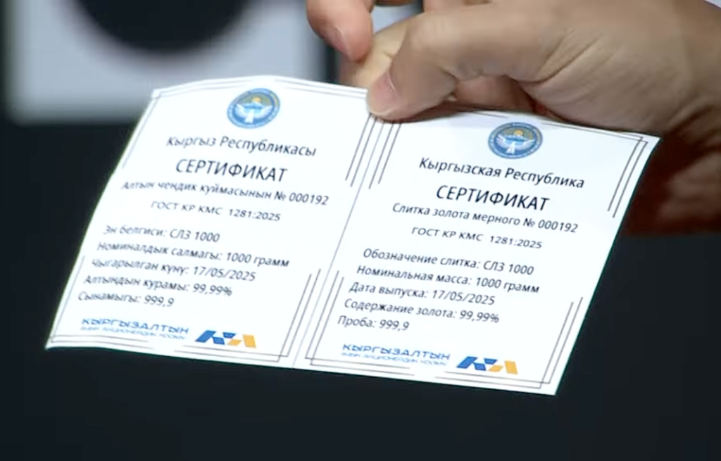 Bản giấy ghi thông tin về vàng trong hộp mầ CZ vừa mở ra